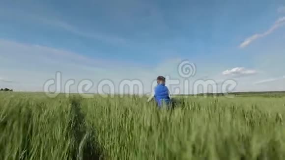 在草地上的孩子视频的预览图
