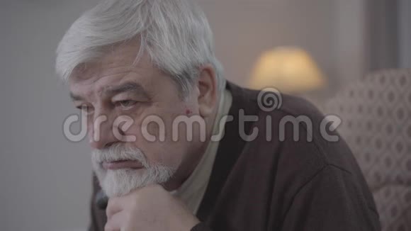 侧视特写绝望的高加索老人叹息棕眼灰发退休人员在视频的预览图