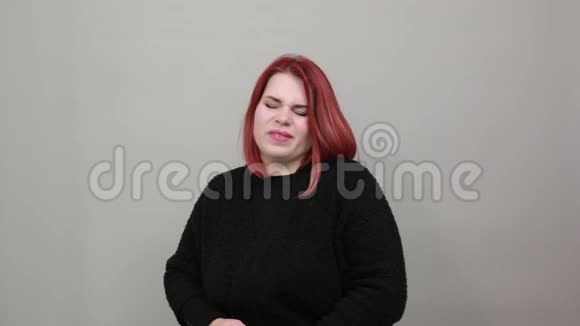 不快乐的女人因胃痛身体倾斜双手捂住肚子视频的预览图
