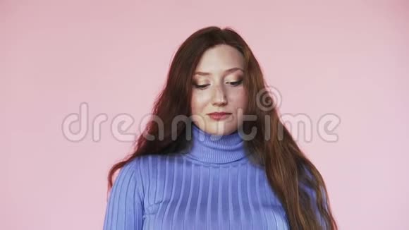 年轻的白种人女孩长着红色的头发手里拿着一个红色的礼盒三月八日的主题慢动作视频的预览图