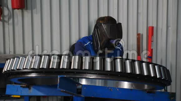 工业工人在轴承厂焊接金属结构焊工男工焊接钢结构焊工视频的预览图