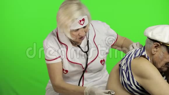 成熟女性护士医生检查老年病人水手男子的问题视频的预览图