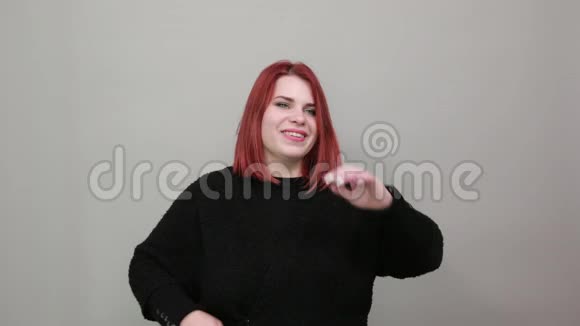 穿黑色毛衣的胖女人幸福的女人微笑着摸头用手摸头发视频的预览图