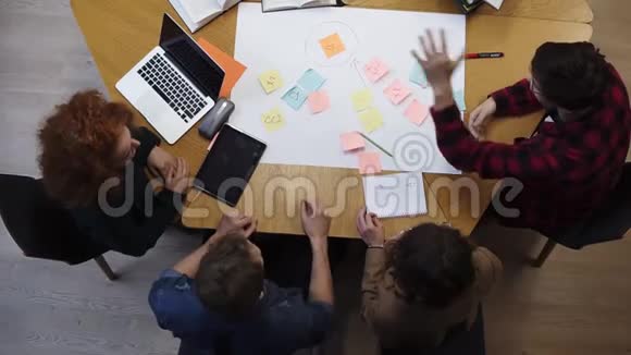 欧洲商业人士的快乐团队学生将手堆叠在一起作为团队合作和帮助友谊的概念视频的预览图