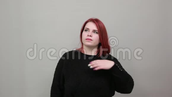年轻的红头发胖女人穿着黑色毛衣时髦的女人摆姿势拍照视频的预览图