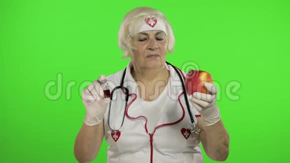 白种人老年女医生选择治疗药物或水果的画像视频的预览图