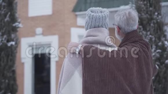 背景图白种人夫妇的年龄差异站在户外和交谈年长的灰发男子视频的预览图