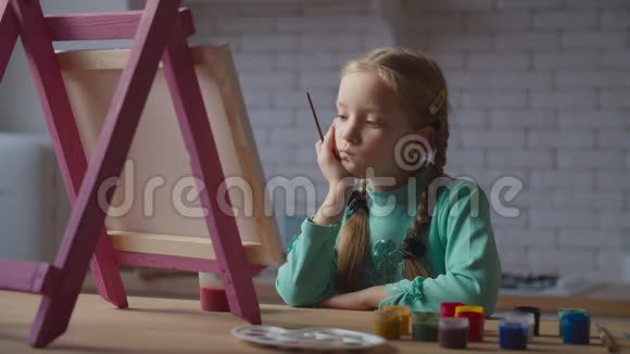 做梦的小女孩在思考未来的绘画视频的预览图