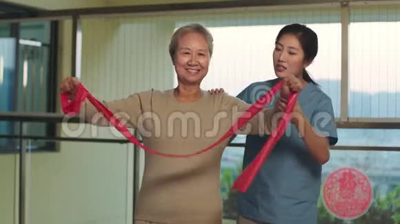 亚洲老年妇女在室内锻炼视频的预览图