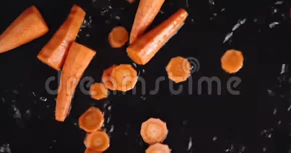 新鲜橙红萝卜片视频的预览图
