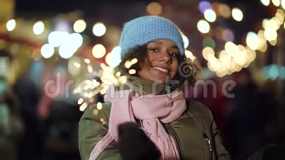 快乐的黑人女孩在圣诞假日市场上闪闪发光视频的预览图