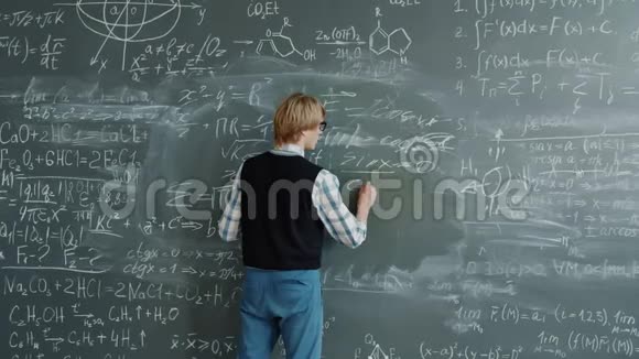 数学老师在黑板上写公式然后在学校上讲教学课视频的预览图