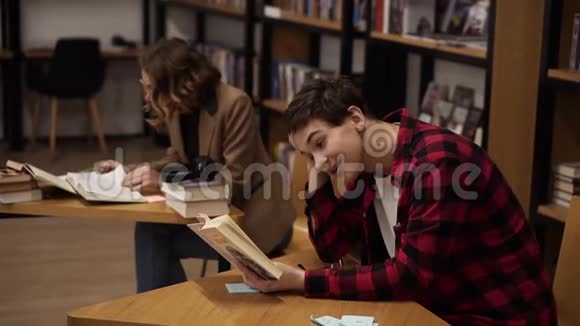 集中在欧洲的男学生在大学的时候准备考试和看书视频的预览图