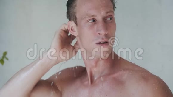 有魅力的男人的特写镜头在现代小屋里洗个清爽的淋浴视频的预览图