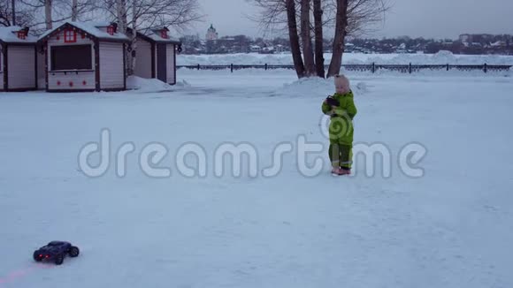 在公园的冬天孩子们用遥控器控制玩具车视频的预览图