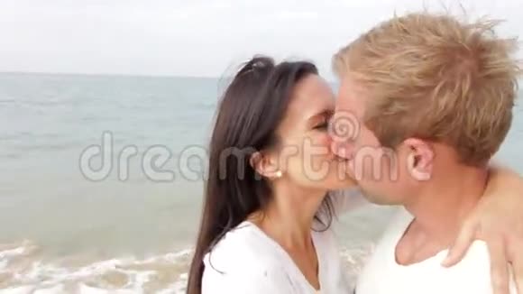 浪漫情侣在沙滩上拥抱亲吻视频的预览图