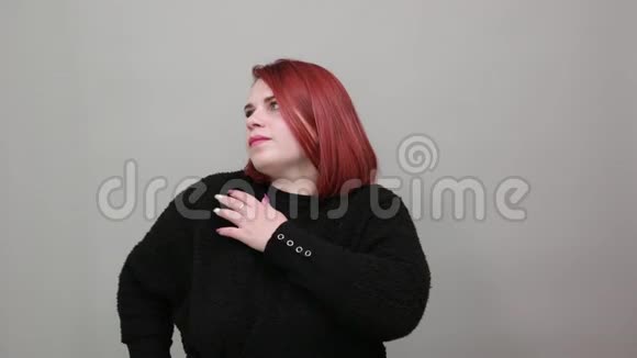 女士穿黑色毛衣时尚女士为相机摆姿势用手支撑面部视频的预览图