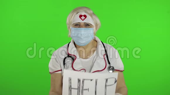 老年女医生戴医用口罩展示页面留言冠状病毒视频的预览图