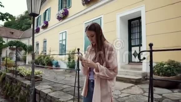 女人用手机打短信在城里散步视频的预览图