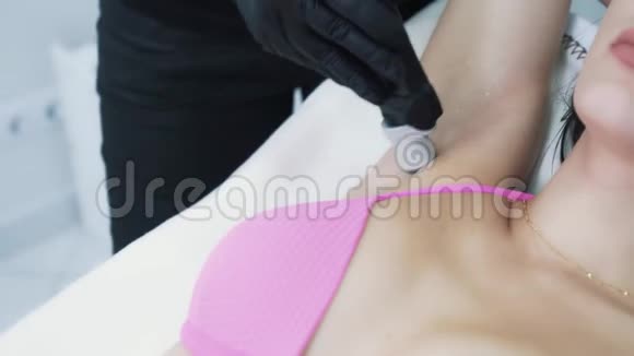 腋窝激光脱毛美容临床中的妇女视频的预览图