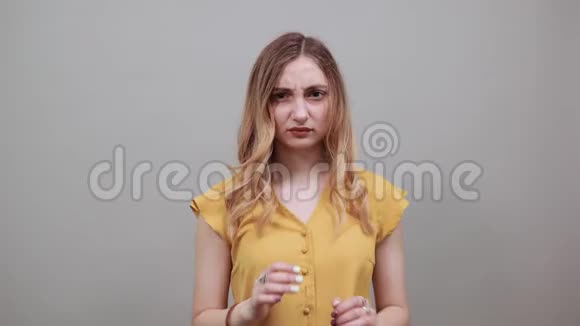 失望的女人侧着身子用手掌做手势视频的预览图
