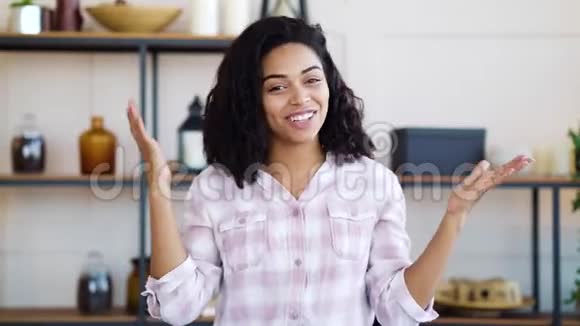 快乐的黑人女孩在家开心地笑着打手势视频的预览图