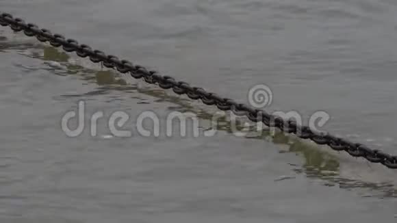 拖过河的链条视频的预览图