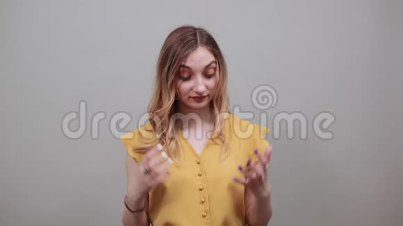 白种人年轻的金发女人展现手掌之间的空间视频的预览图