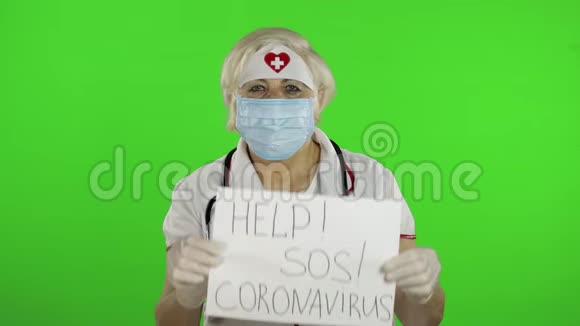 老年女医生戴医用口罩展示页面留言冠状病毒视频的预览图