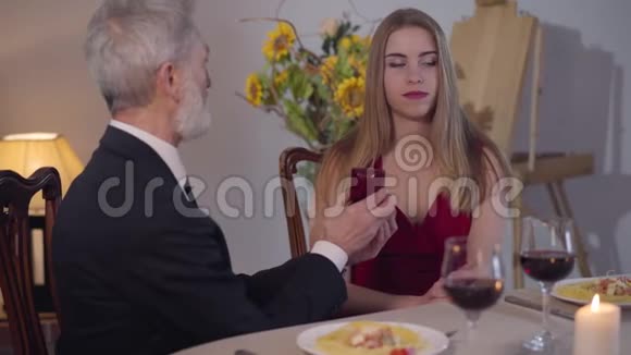 年轻愤怒的白种人女人嘲笑年长的男人提出她的结婚戒指拒绝结婚肖像视频的预览图