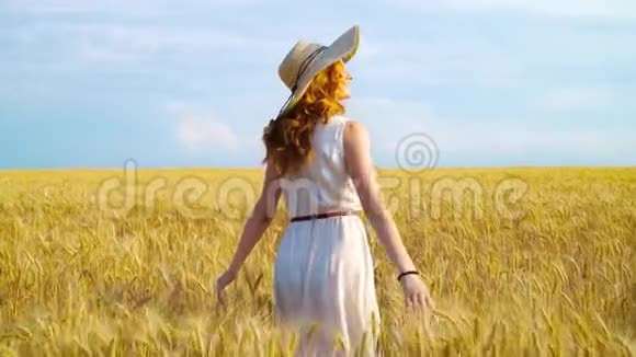 穿着苏默服装戴着草帽走在麦田里的红头发女孩视频的预览图