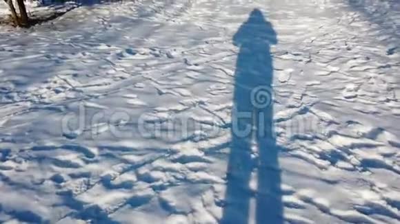 雪盖上一个人的长影视频的预览图