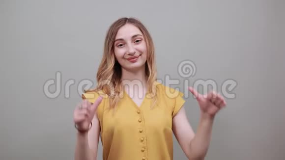 白种人开朗的年轻女人用拇指指着自己微笑着视频的预览图