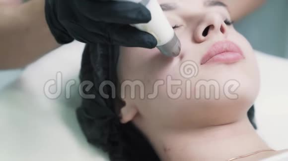 特写美容师在诊所对女性面部做保湿手术视频的预览图