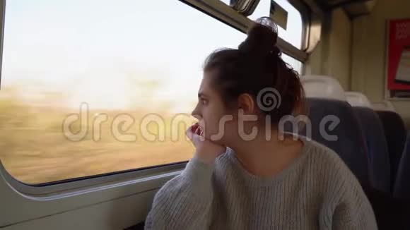 美丽的年轻的女士坐火车旅行看着窗外怨恨视频的预览图