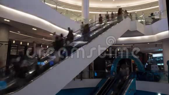 贸易中心自动扶梯上人的时间视频的预览图