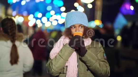 美国黑人女孩在寒假市场热饮热身视频的预览图