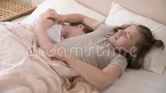 情侣躺在床上男人摇着女人让她醒来用毯子盖上视频的预览图