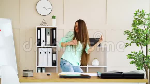 快乐的商界女性在工作中跳舞视频的预览图