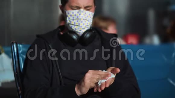 用湿巾清洁双手戴上口罩防止公众感染冠状病毒视频的预览图