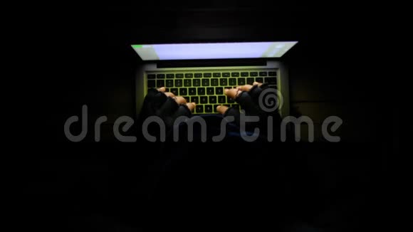 夜间从笔记本电脑上密封数据视频的预览图