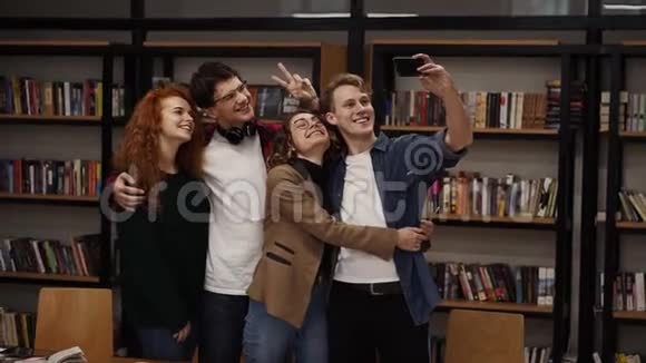 欧洲学生四人一组在学院或大学图书馆自拍四组人站在前面视频的预览图