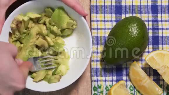 从生牛油果煮鳄梨停止运动时间推移从上面看天然素食小吃配方视频的预览图