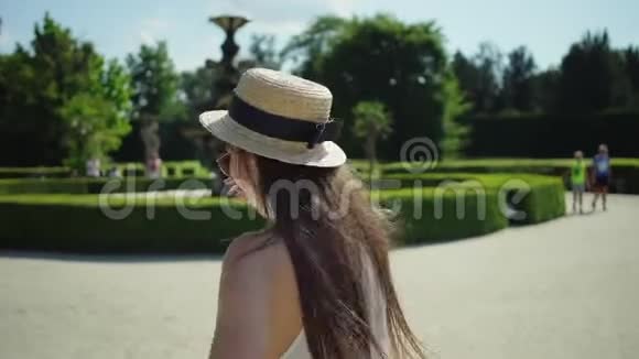 女人在著名的莱德尼斯城堡花园里散步视频的预览图
