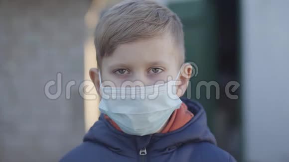 高加索小男孩在Covid19隔离结束时摘下面罩的肖像健康快乐的孩子视频的预览图
