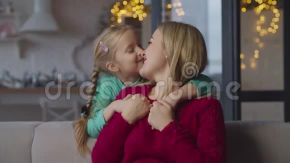 可爱的女儿用爱和幸福拥抱妈妈视频的预览图
