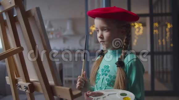 鼓舞人心的小艺术家思考绘画视频的预览图