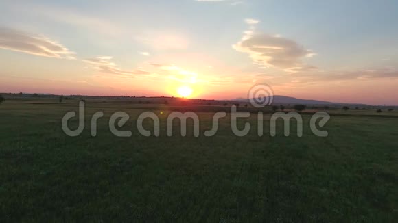 日落景色到田野和山丘视频的预览图