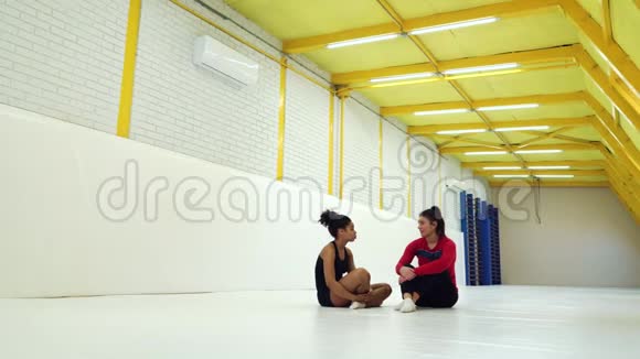 不同的运动女孩在健身房训练后休息视频的预览图