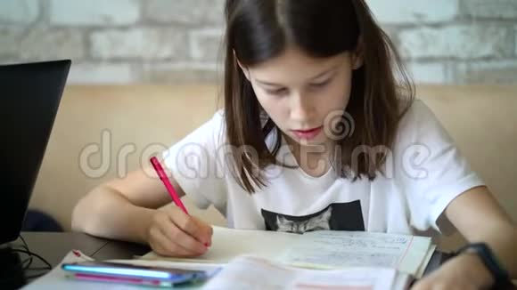 聪明的女孩在笔记本上写作在家学习视频的预览图
